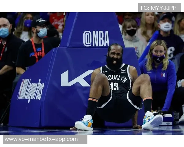 哈登遭遇痛苦倒地引发美媒调侃称其碰瓷行为实在无耻